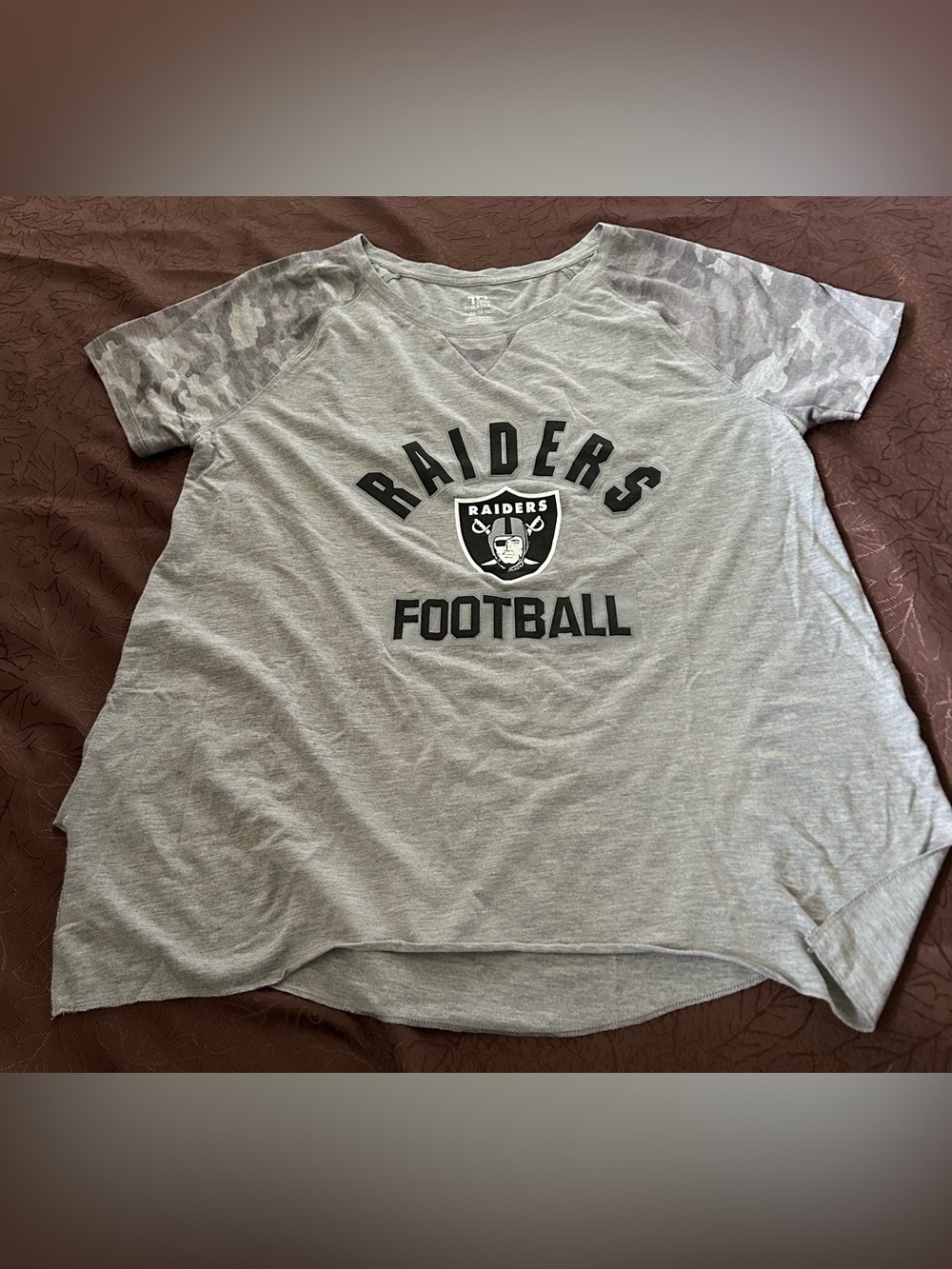 Women’s Gray Raiders Football Tee with gray Camo Sleeves Size Xl (15/17)